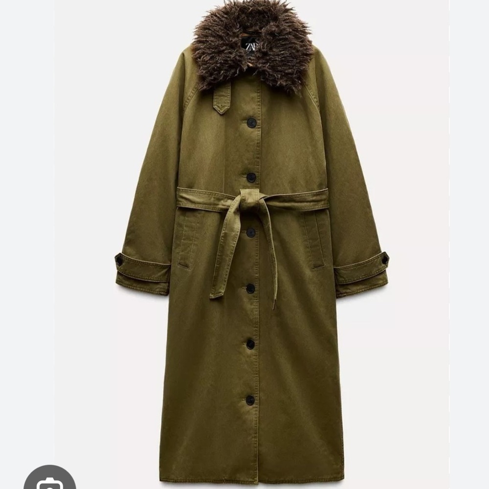 WAXED TRENCH COAT
WITH FAUX FUR COLLAR